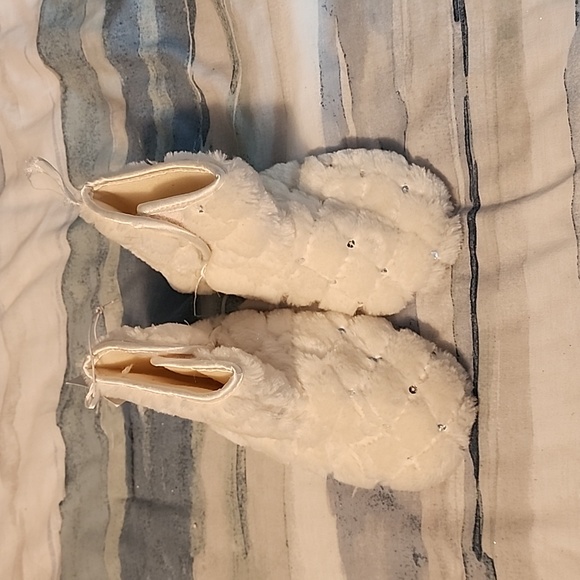 NWT! Slippers size 9/10 with velcro opening - Picture 1 of 8